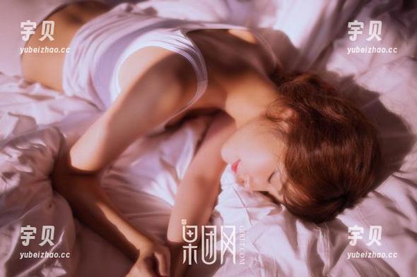 GIRLT果团网 - 老婆的白衬衫：周妍希十拨个头发的私拍原图