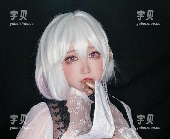 一窥椒妮佐仁的灰丝图库，真敢穿得这么轻盈、这么自在吗？