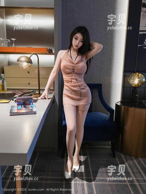 秀人网 - 晓梦may说：泳池不止是浪，更新作品让你污得意外！