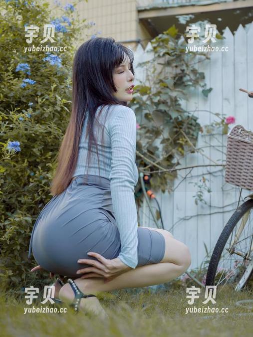 草坪上的秋和柯基，私房图片变成午夜蓝！