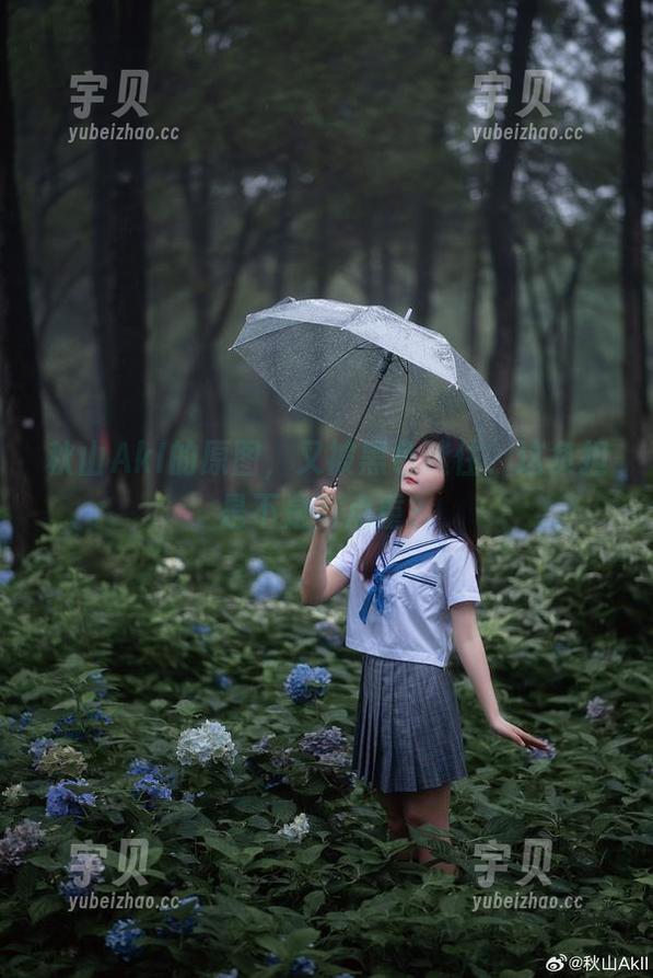 秋山AkI的原图，又被黑色迷住，这负担是不是有点重？