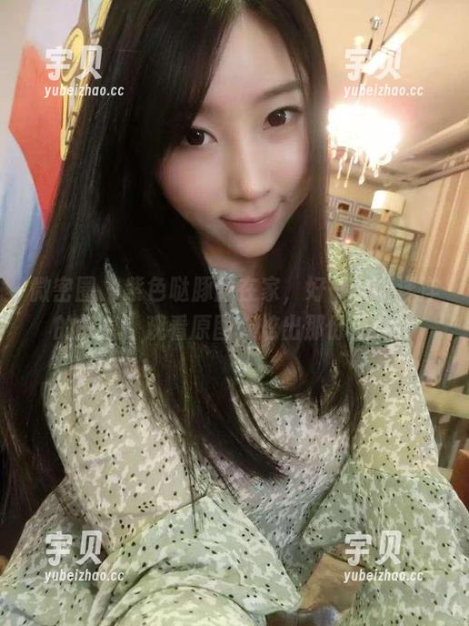 微密圈 - 紫色哒豚豚在家，好一个懒洋洋的气息，观看原图，炫出那份惬意！
