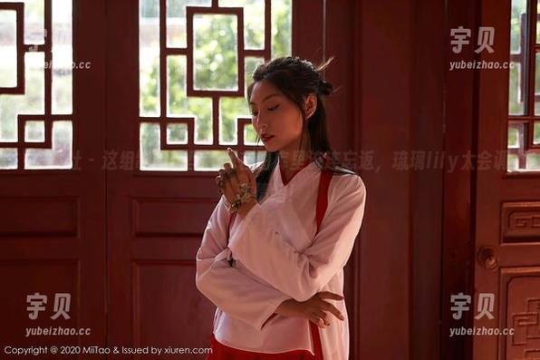 蜜桃社 - 这组制服造型，我在图库里流连忘返，琉璃lily太会调动情绪！