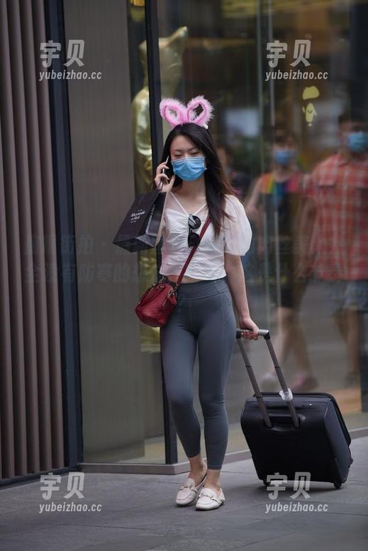 魔镜街拍 - 最新图包：婷婷的肉丝美人完全没有防寒的想法，哈哈，这是什么节奏？