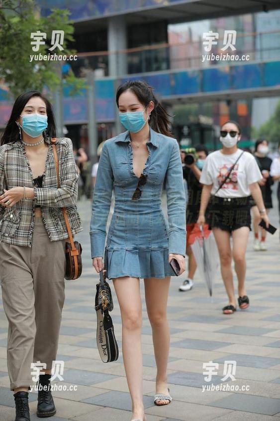 操控自己的意绪：魔镜街拍图库带你畅享粉衣瑜伽裤小姐姐的风采，立马下载吧！