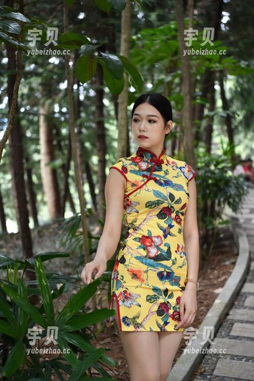 最新牛仔短裙美女，魔镜街拍来捧场，不看这只麋鹿可能会遗憾终生！