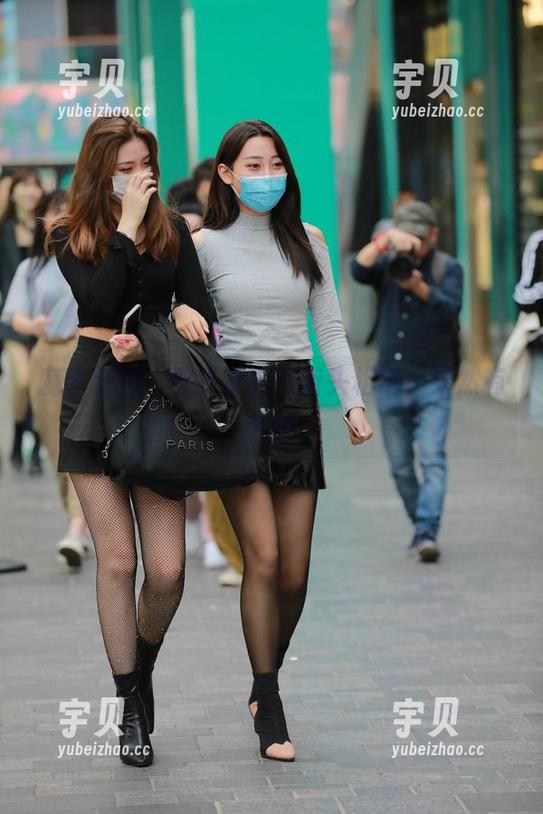 魔镜街拍：当紧身裤与街头相遇，果然有故事
